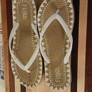 Size 9 Flojos flipflops